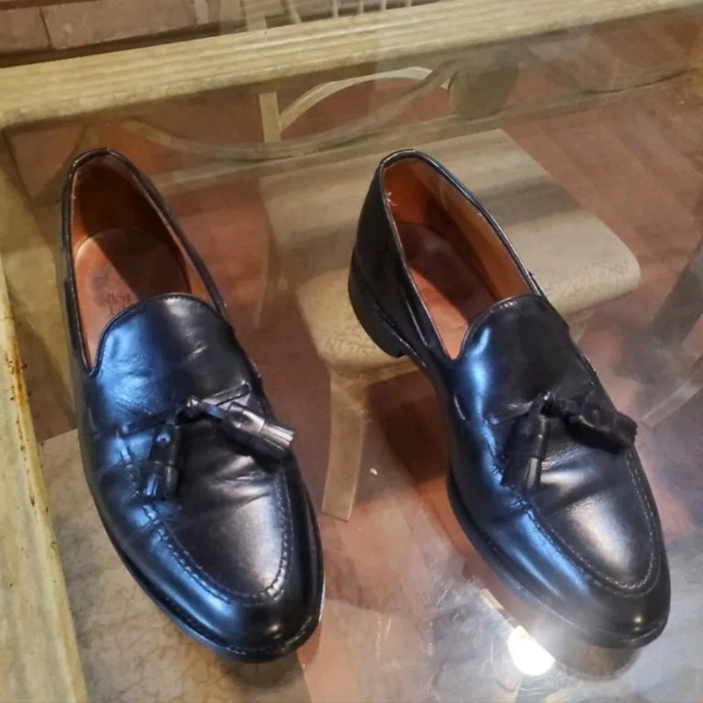 Allen Edmonds Grayson mens shoes. Size 9 1/2 C. Retails $395.00. Asking $120.00